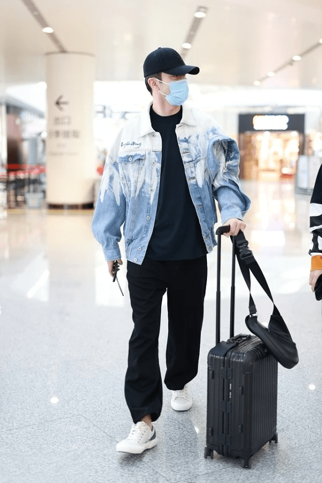 整体|高伟光衣品够独特，牛仔外套造型潮流范十足，这大长腿真令人羡慕