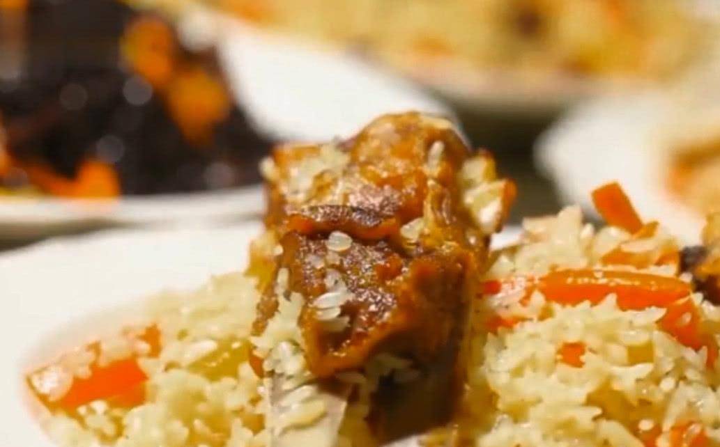 颜色|新疆人的一天从大碗手抓饭开始，大块的羊肉不愧为“十全大补饭”