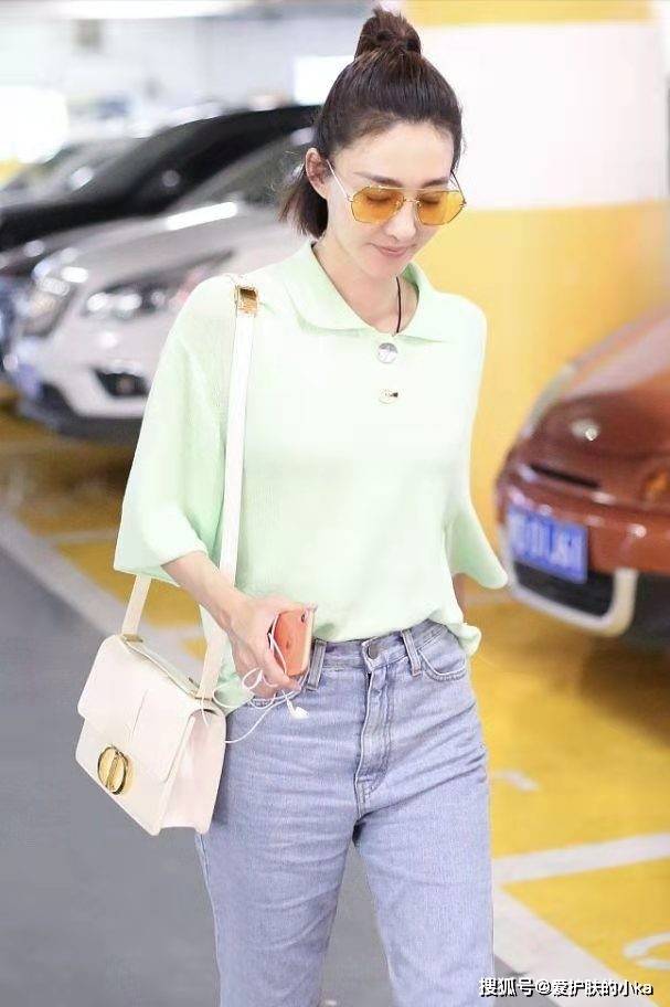 饱和度|36岁王丽坤不愧是素颜杀手，老爹衫配牛仔裤好清爽，不化妆照样美