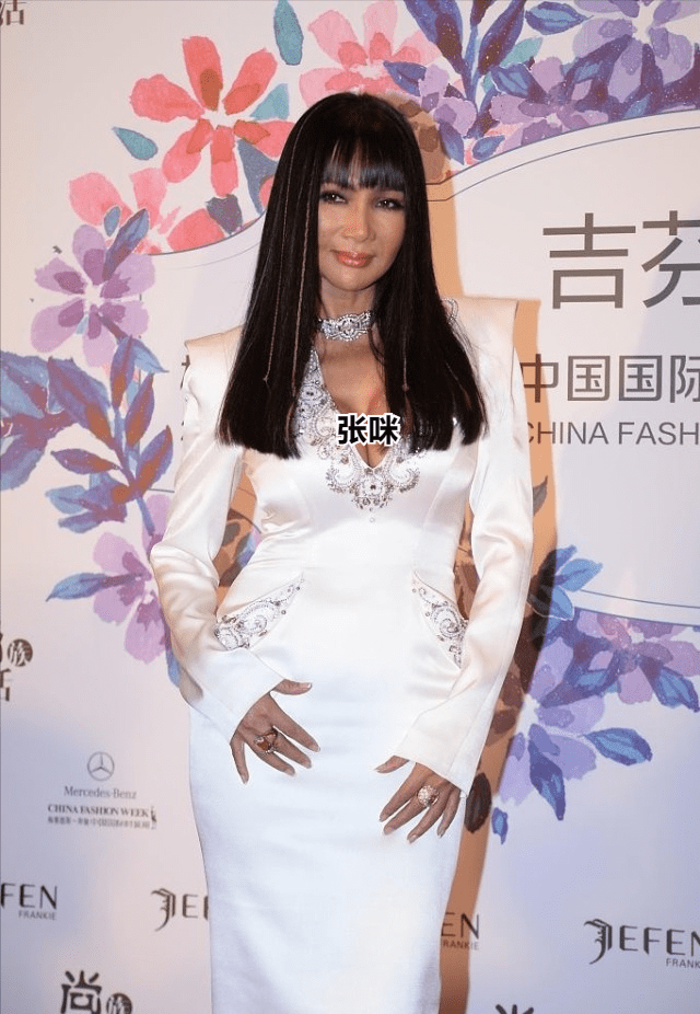 设计|钟丽缇和周海媚虽然只差4岁，可气场差别挺明显，单身已婚不一样