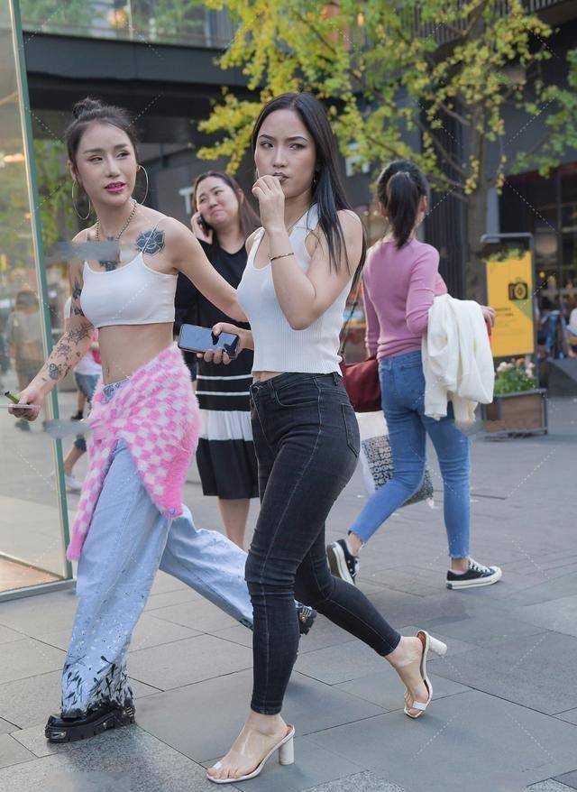 什么|高挑美女穿着打底裤，修身显纤细腰身，超遮肉