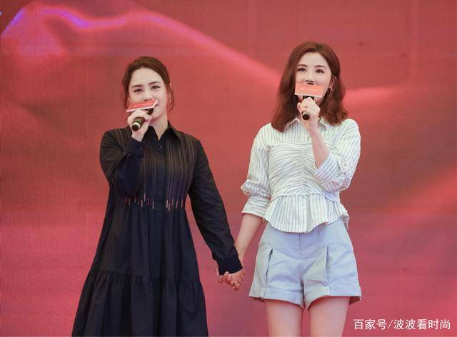 黑色|姐妹再次同框，阿娇身材发福穿衬衫裙像孕妇，被阿Sa瞬间秒杀