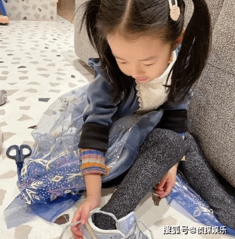 羊角辫|陈赫俩女儿近照曝光，姐姐打扮像小公主，妹妹扎羊角辫暴风长大