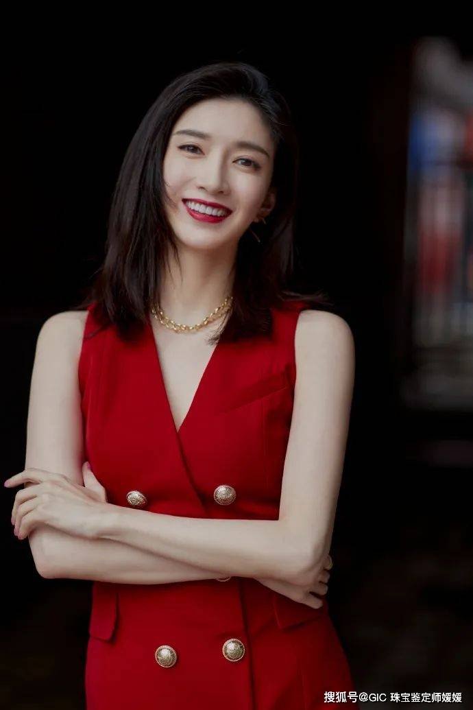 中大|掌握红色服饰的搭配技巧,轻松佩戴起首饰,让你在聚会中大放光彩