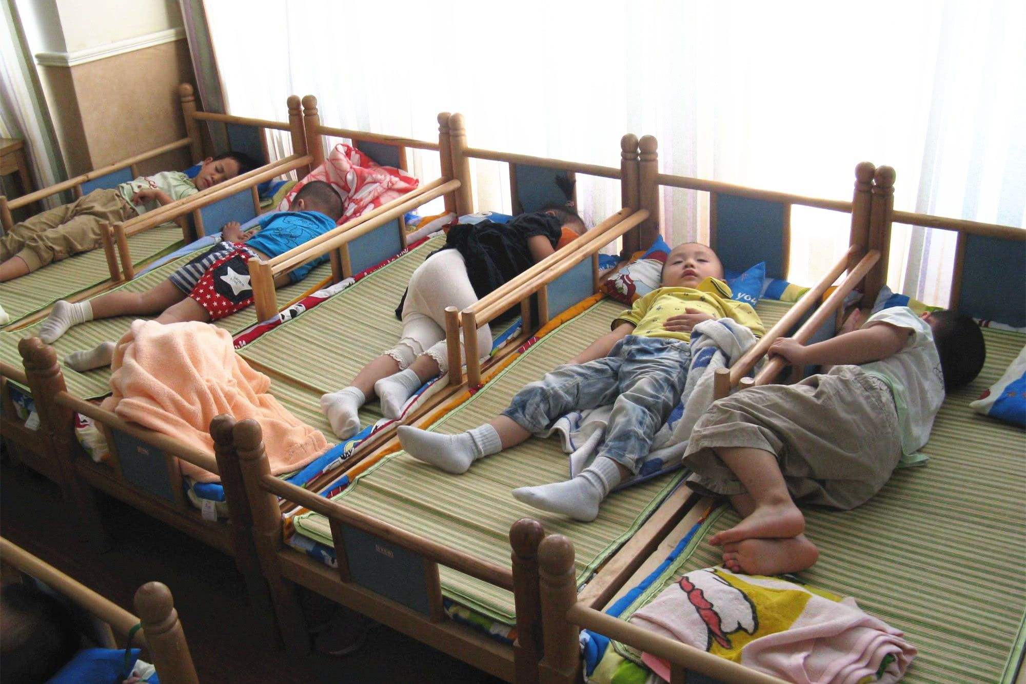 生活|幼儿园萌娃自己哄自己午睡,动作熟练得让人心疼,网友:好可爱