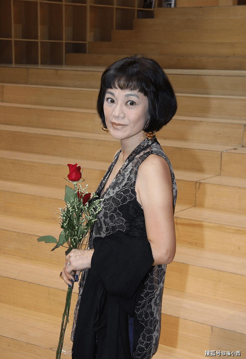 活动|张艾嘉的原装五官老得真实，穿无袖上衣配牛仔裤亮相，打扮好精致
