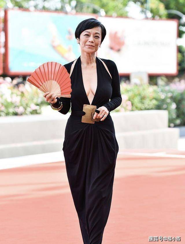 活动|张艾嘉的原装五官老得真实，穿无袖上衣配牛仔裤亮相，打扮好精致