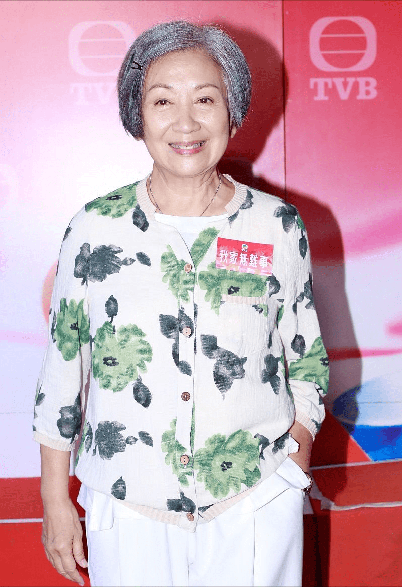 中老年|70多的鲍起静越来越真实，白发尽显却不沧桑，穿花色套装挺可爱的