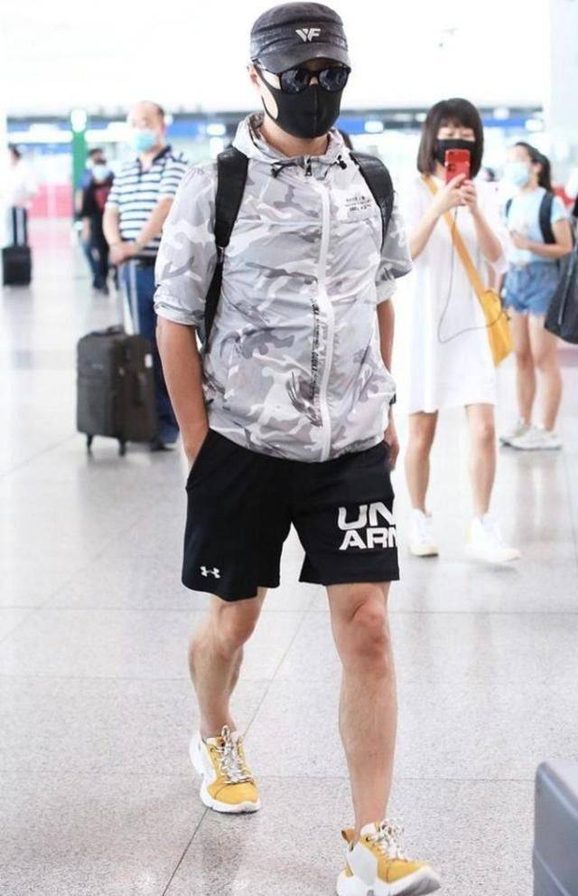 配饰|汪峰私底下还挺“少年”的，一身清爽打扮挺显年轻，哪像70后
