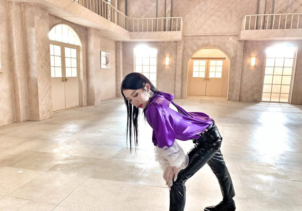 山支|21岁孟美岐街拍，紧身长裤勾勒撩人“腰臀比”，C位出道实力不俗