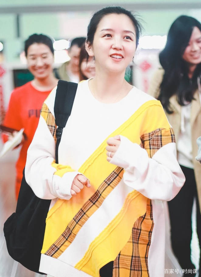 阳光|何洁现身机场,素颜配拼接上衣好时尚,仨娃妈的身材太过真实