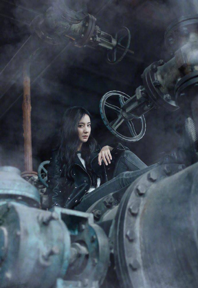 黑色|25岁许晓诺敢于“颠覆”，穿机车服玩工业风一改甜美范，厉害了