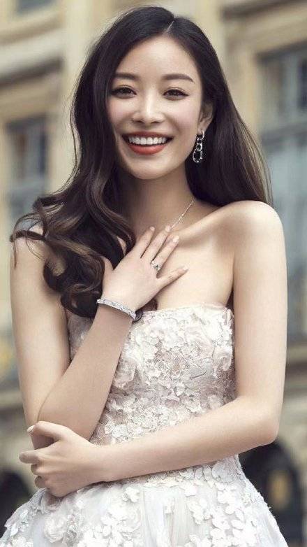 身材|33岁倪妮晒生日照，穿宽松T恤配短裤少女感十足，羞涩的笑容好美