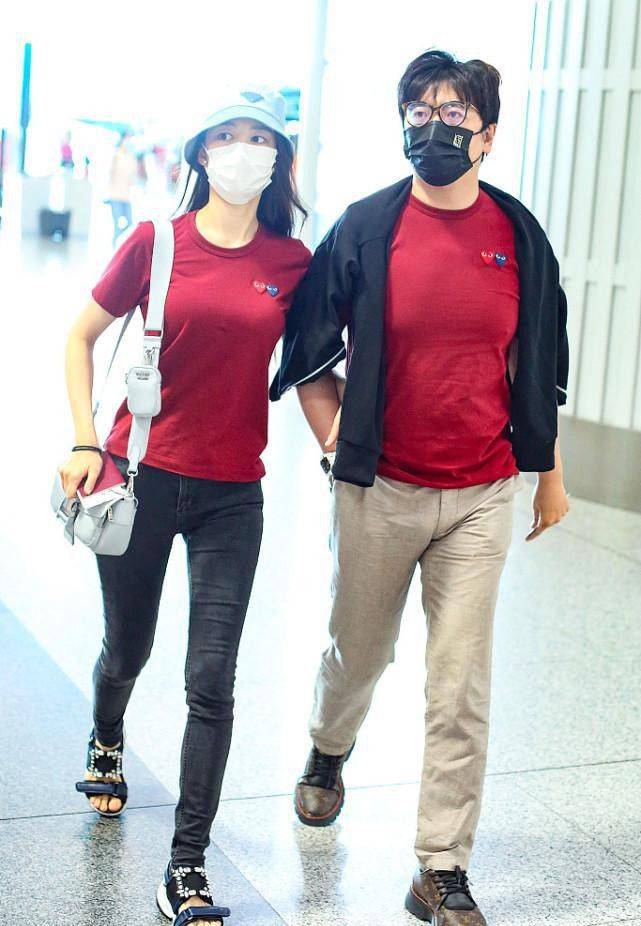 黑色|吉娜当妈后身材没走样 穿T恤牛仔裤素颜耐看
