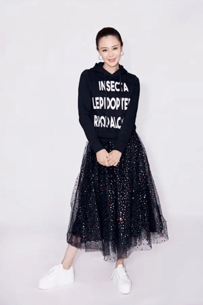 颜色|佟大为携关悦现活动，白色连衣裙配小白鞋好减龄，哪像40岁