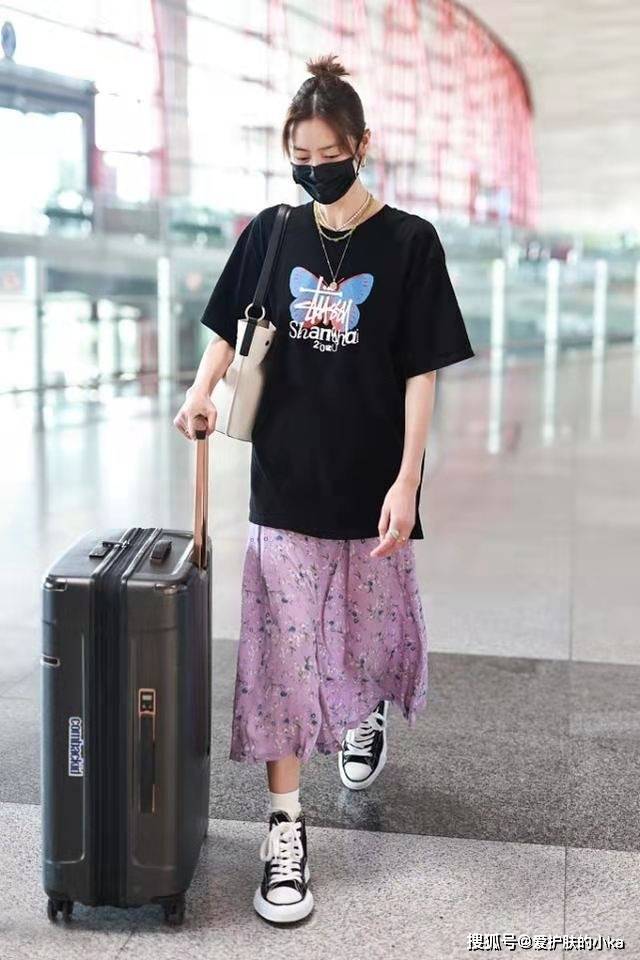 身材|超模也会乱穿衣，刘雯长T恤配碎花裙，178穿出55分，全靠气质取胜