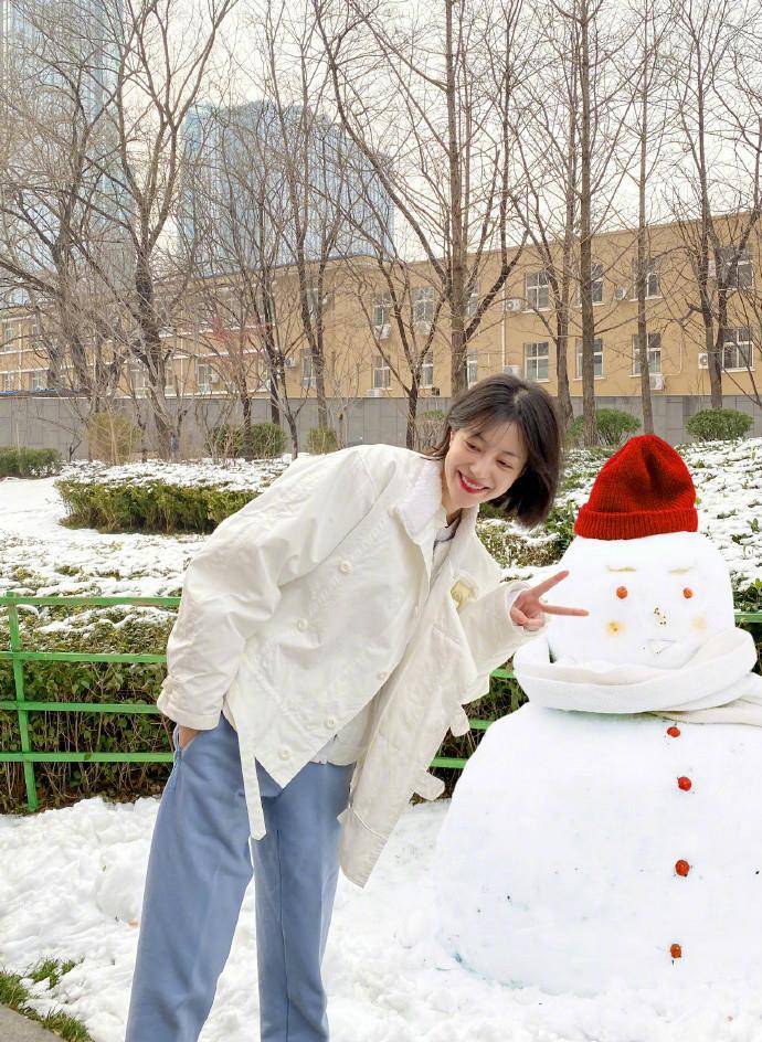 黑色|30岁李溪芮雪地玩耍，牛仔裤配帆布鞋青夏洋溢，身材好咋穿都好看