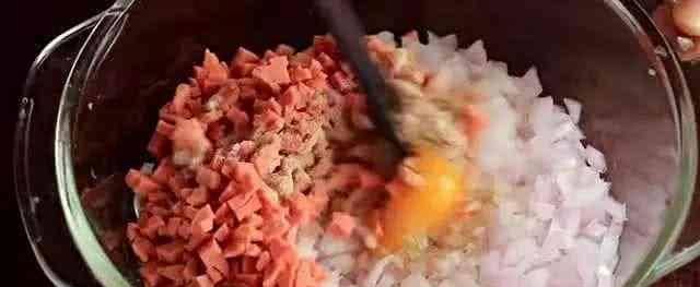 加入适量|早餐很重要，几个简单的小步骤就能做出营养美味的洋葱鸡蛋火腿饼