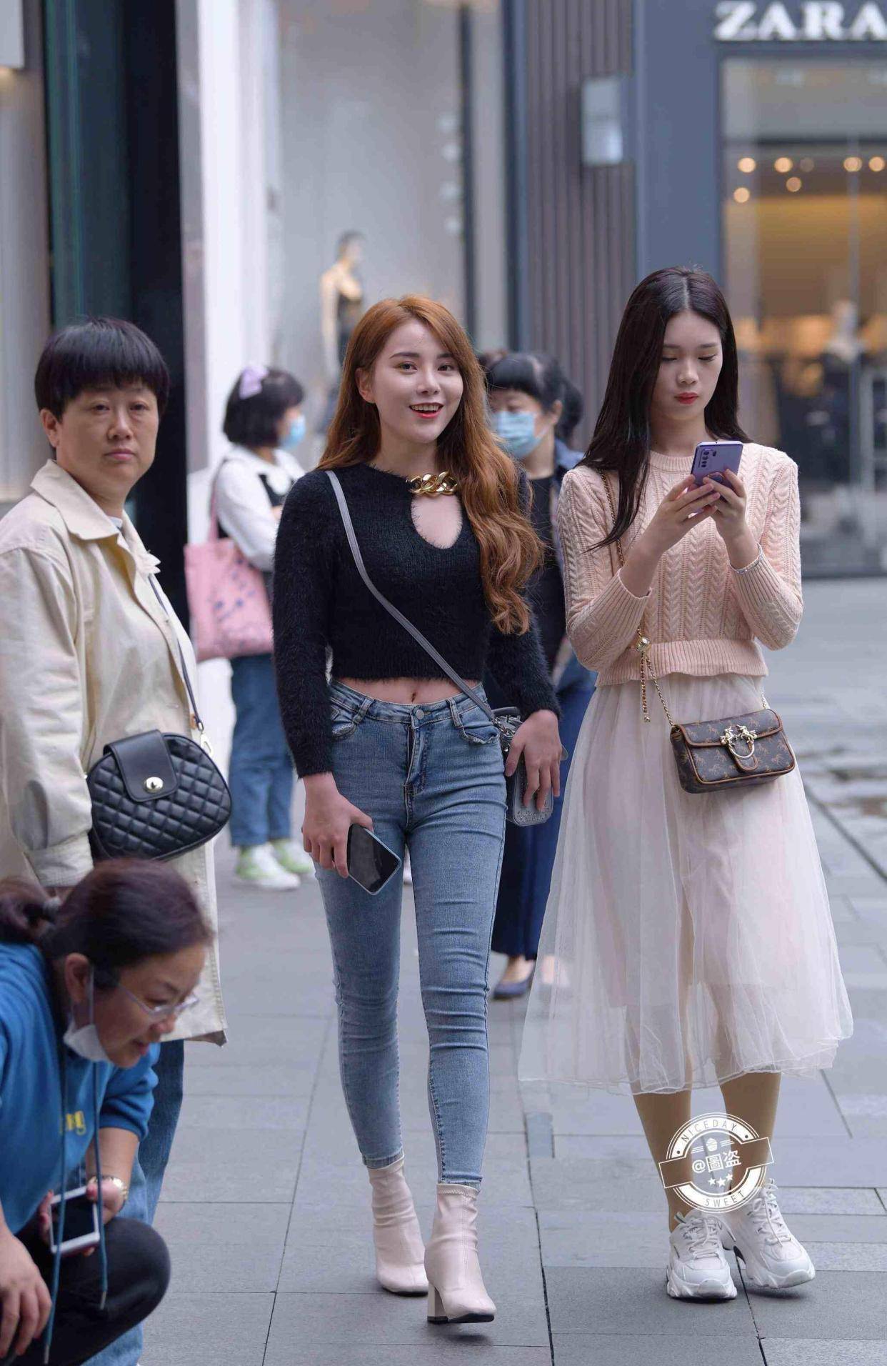 长度|身材修长的打底裤美女，容易让人挑花眼，走在街头
