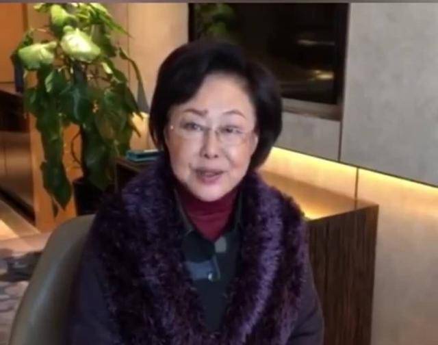 斯琴高娃|70岁斯琴高娃现身！一身“贵妇装”时髦大气，皮肤紧致气场强大