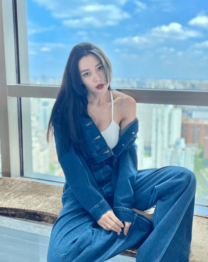 腹肌|克拉拉穿火了“背心+牛仔”,腹肌身材真比一般人靓,婚后也挺美