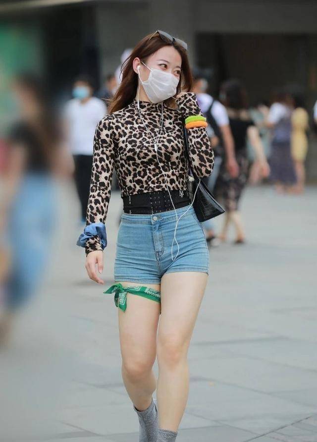 档次|高挑多姿的打底裤美女，修身的版型凸显身材，大方优雅