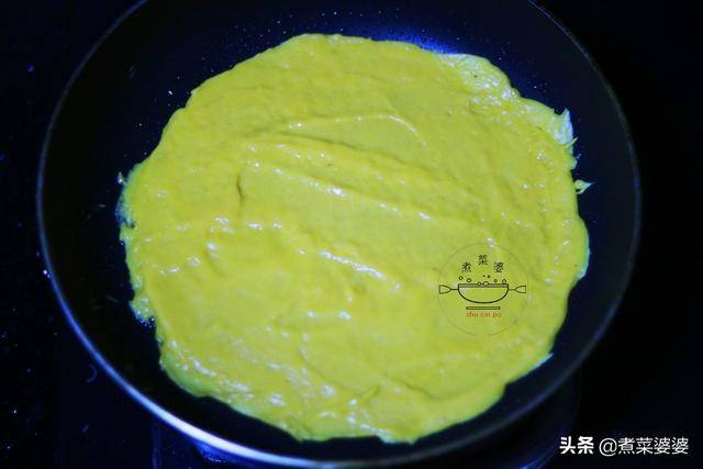 做法|披萨最简单的做法,不揉面不发面,只要10分钟,一个平底锅就搞定