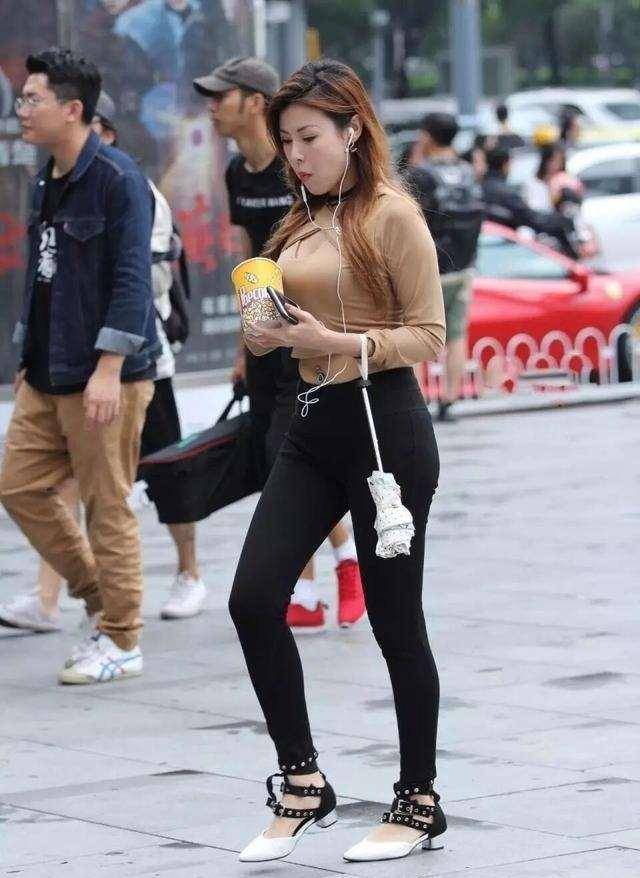 设计|青春有型的打底裤穿搭充满优美曲线，凸显修长美腿，轻松自在