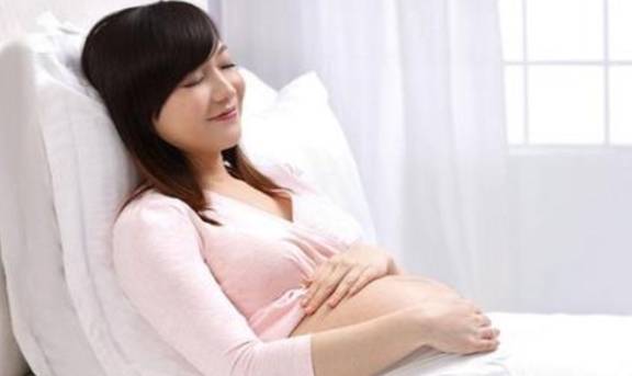 睡眠|怀孕期间的睡姿标准，并非“左侧卧”，主要看这两点是否符合