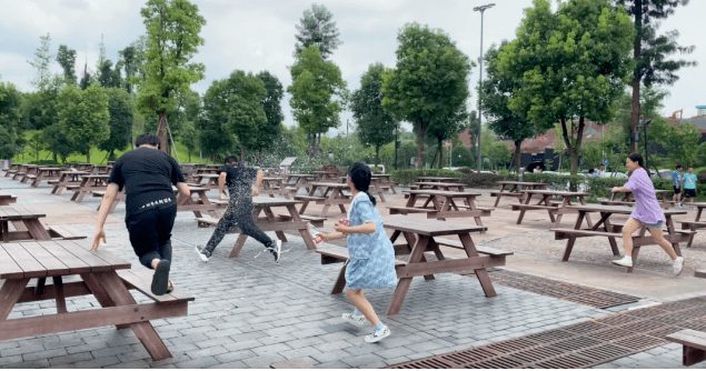 因为|“地表最强舅舅”16个外甥，暑假独自带11个娃，一天就要花1500元