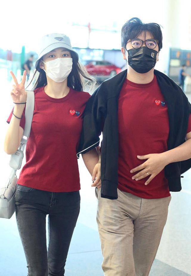 黑色|吉娜当妈后身材没走样 穿T恤牛仔裤素颜耐看