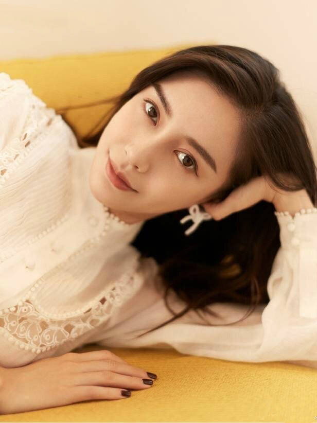 萌娃|AngelaBaby与萌娃拍大片,六套造型温暖贤淑,眼神充满母爱!