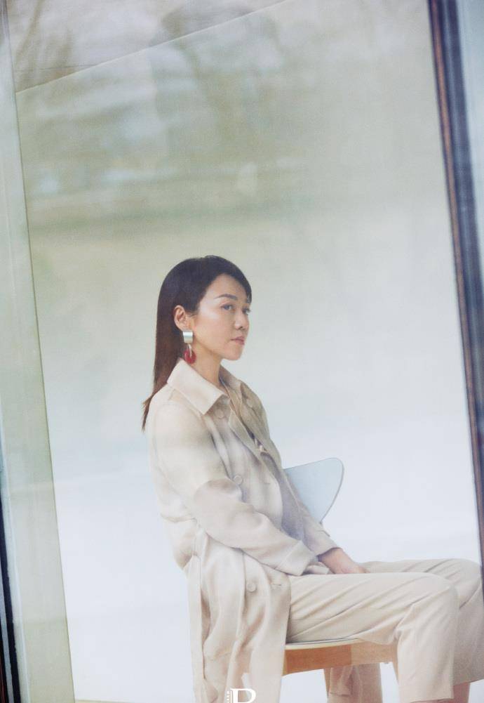 耳坠|闫妮最新写真公开，完美演绎48岁女性自信魅力，看到这双腿我酸了