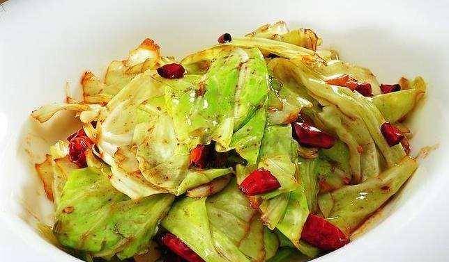 做法|惹人爱的卷心菜做法，我家十天做五次，解馋开胃又健康，回回光盘