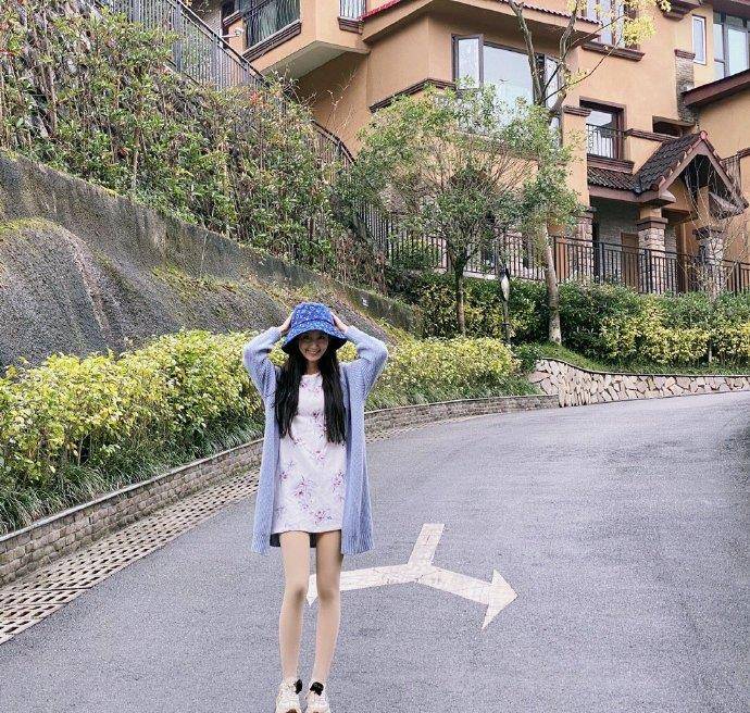 黑色|25岁许晓诺敢于“颠覆”，穿机车服玩工业风一改甜美范，厉害了