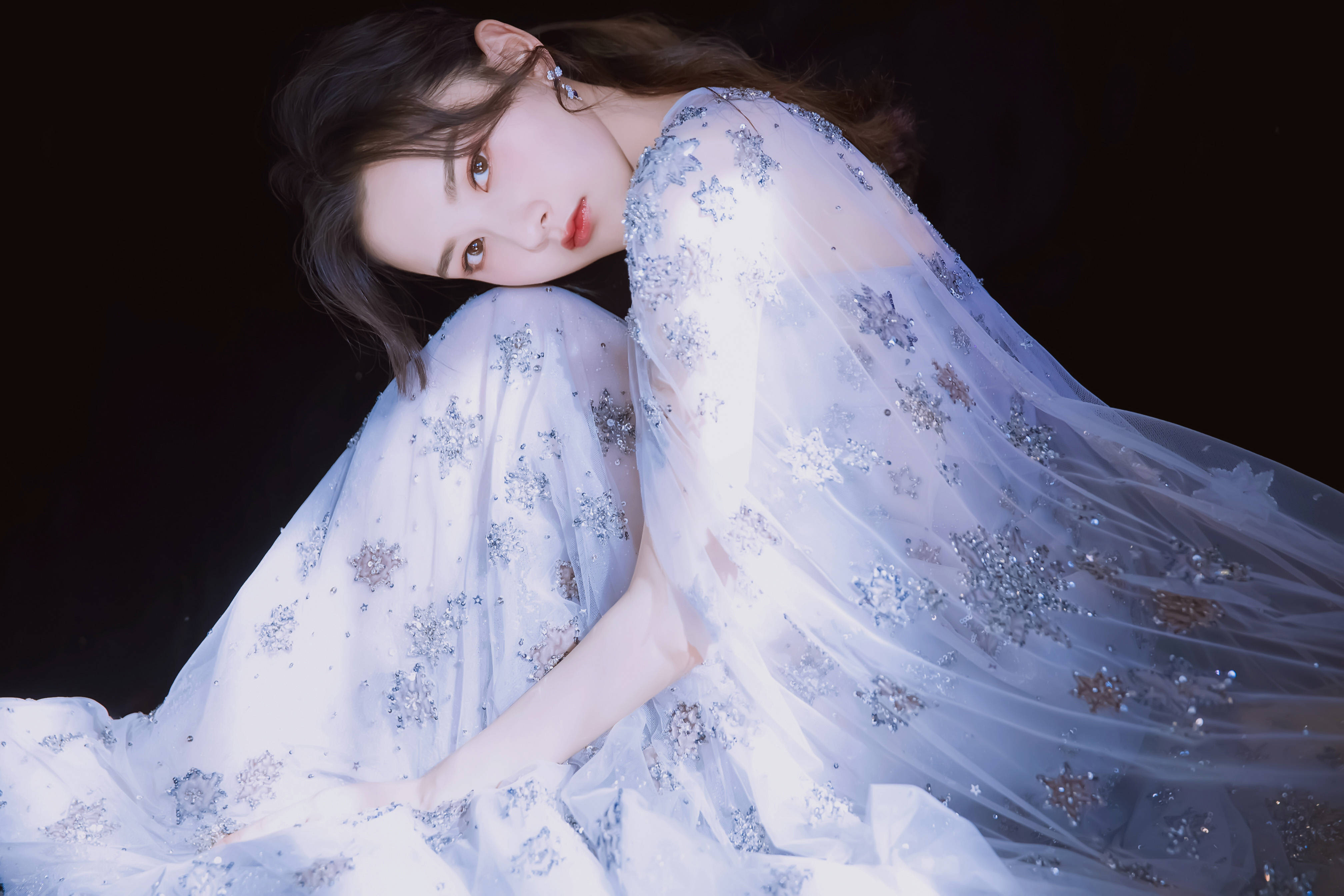 的结果|95后小花穿抹胸裙比美，宋祖儿清新可爱，吴宣仪却穿出了女人味