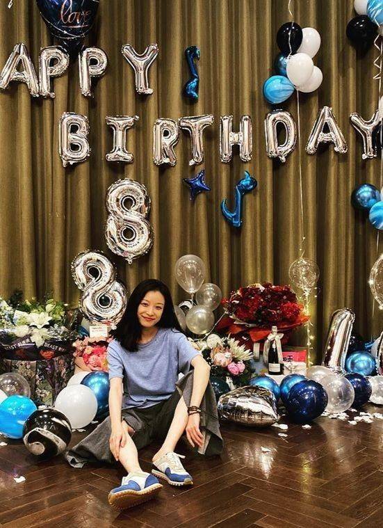 女生|倪妮庆祝33岁生日，穿灰T巧把下摆塞裤腰，穿衣时髦仍像小女生