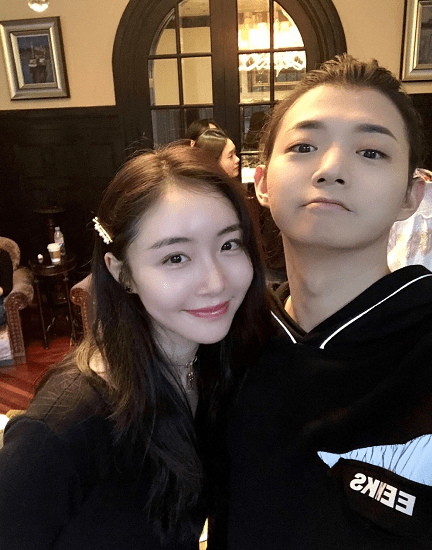 关系|单方面官宣与霍尊关系的她，私下穿的又纯又欲，婚纱也漂亮