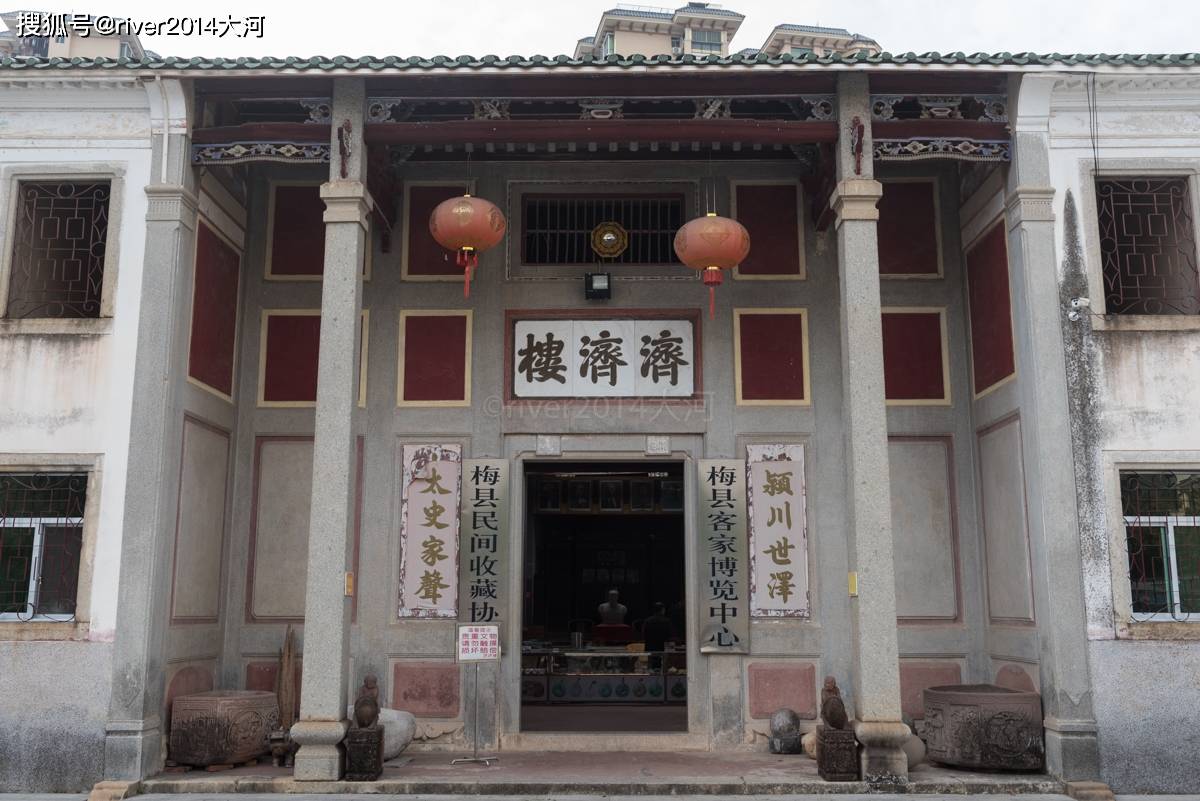 广东梅州围龙屋，与福建土楼齐名，曾是当地富豪的住宅