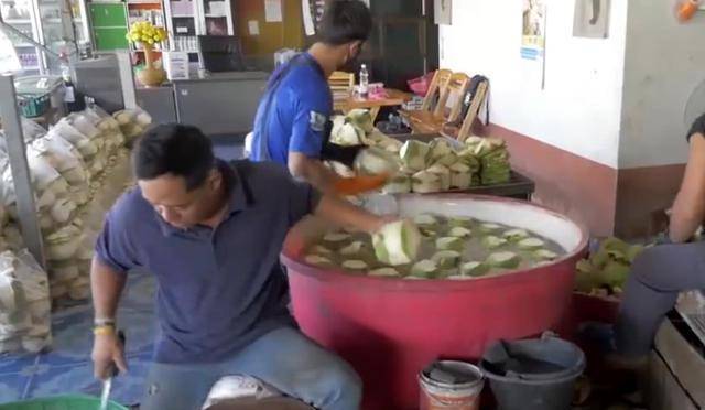 旅客看泰国人处理椰子，削椰子就像削苹果一样，网友：刀功真不赖