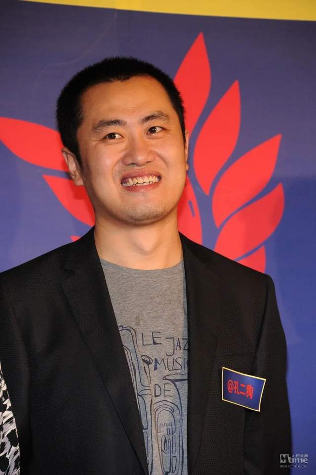 涉及影视圈且担任幕后工作的孔二狗前途可谓一片荆棘,由他编导的电影