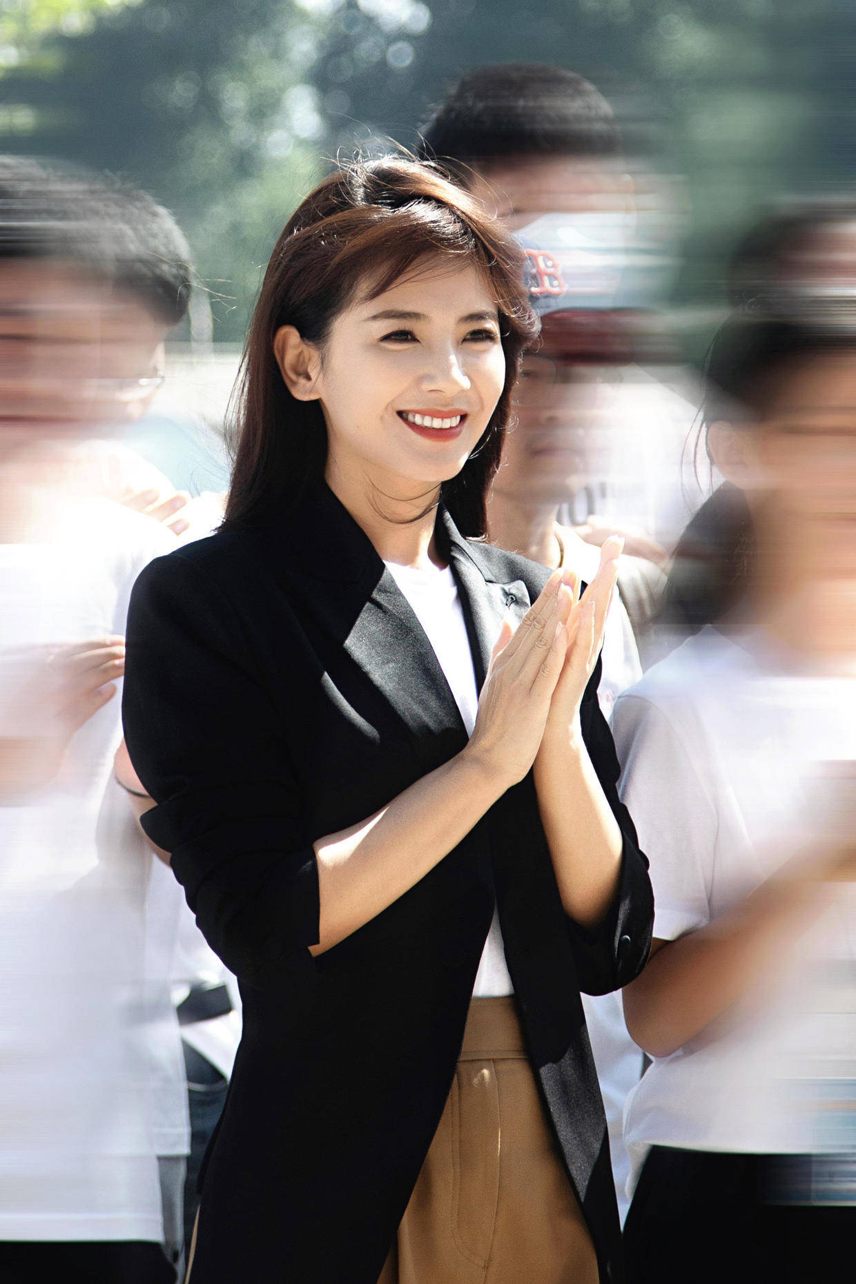 原创刘涛终于换风格,白t恤配绿色晕染衬衫中性飒爽,帅出了新境界