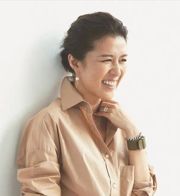 颜色|年近五十怎么穿时髦吸睛？学学大草直子的搭配，气质翻倍优雅迷人