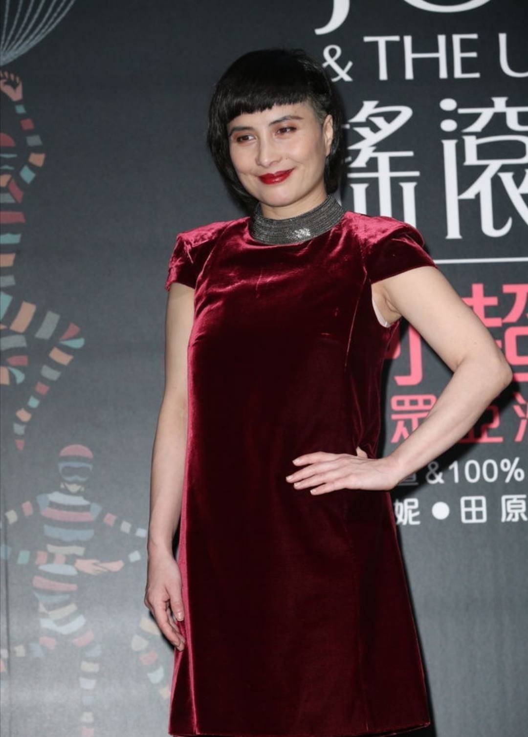 叛逆|何超仪明明是豪门千金，穿衣打扮却像叛逆女孩，浓妆配粉发够前卫