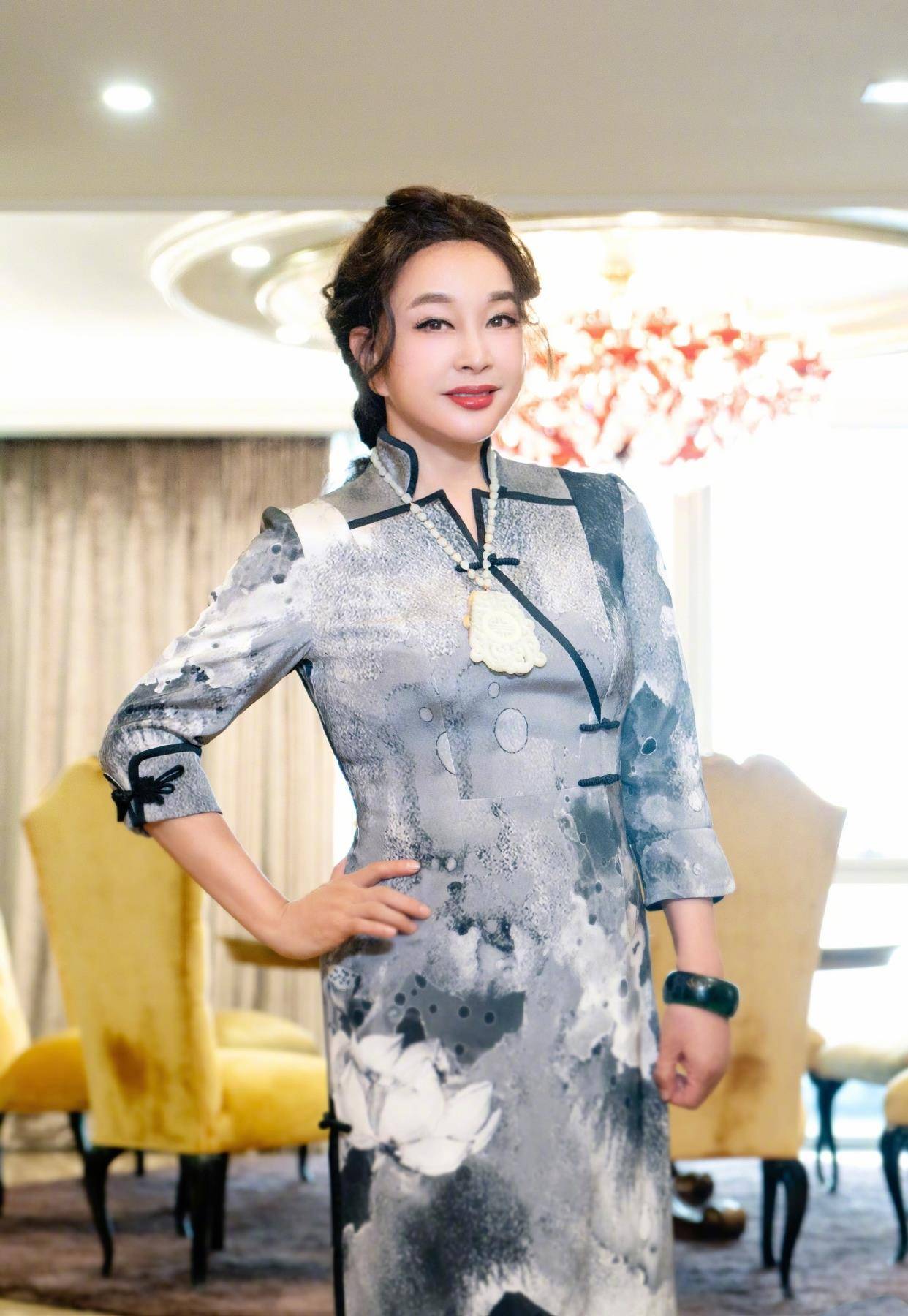or|刘晓庆真会保养，水墨旗袍配玉石吊坠贵气典雅，65岁风采依旧