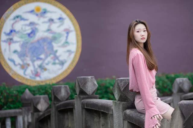锁骨|粉色雪纺衬衫甜美减龄,简约时尚美感,荷叶边的装饰减龄柔美