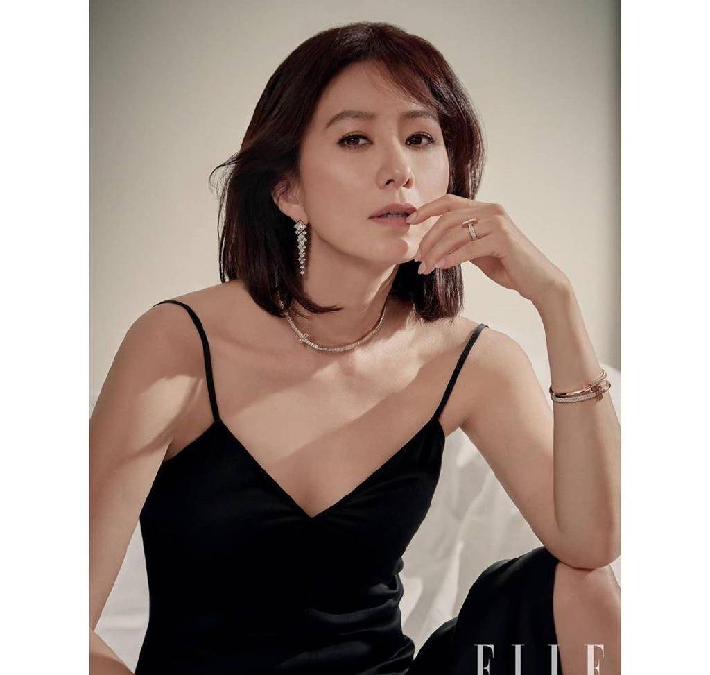 身材|这“婆娘”吃了防腐剂？53岁穿小吊带拍杂志从容优雅，看不出年龄