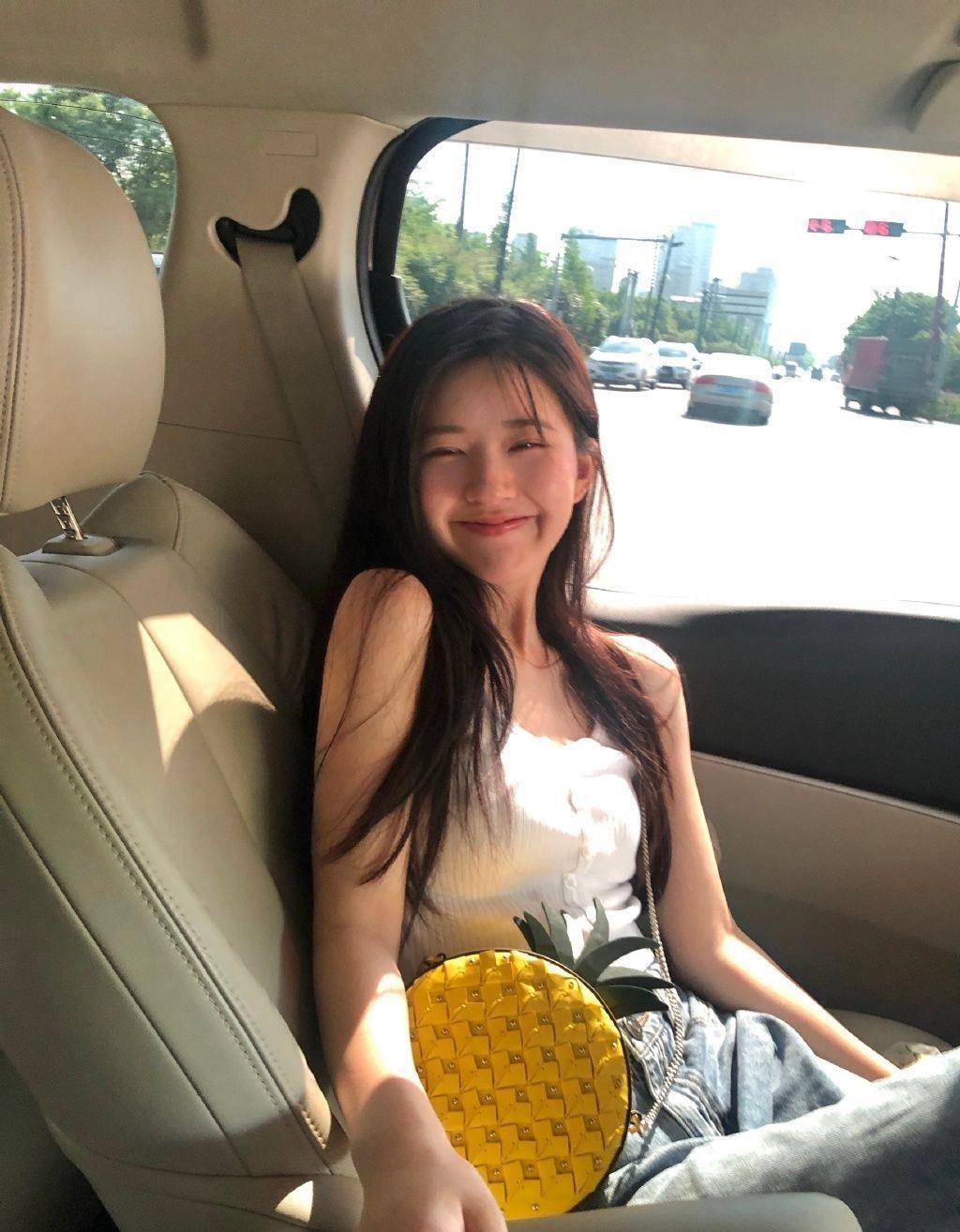 短裙|服了赵露思，为抢镜穿三分长短裙走机场，还好搭配甜美不俗气