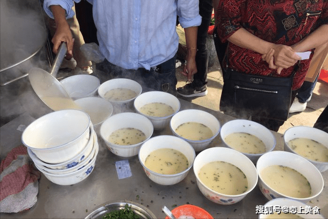 干絲|江蘇大哥賣奇葩早餐，6元1碗連骨帶鱗一起燉，鹽城人天天驅(qū)車來吃