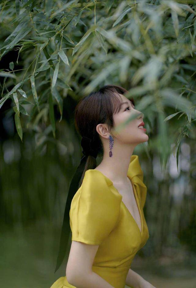 黑色|百花奖女星斗艳！惠英红穿娃娃裙没腰身，杨紫像逃跑的公主
